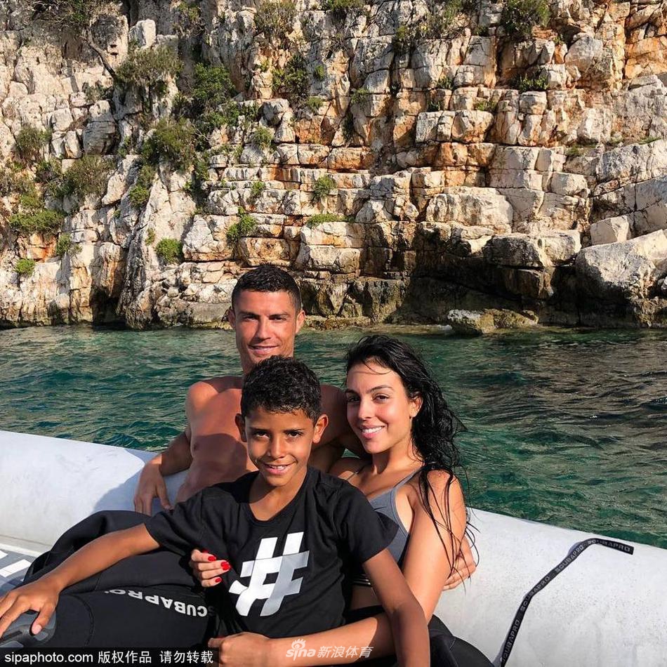 2018年7月10日，C罗更新与女友乔治娜和大儿子一家三口度假的照片。