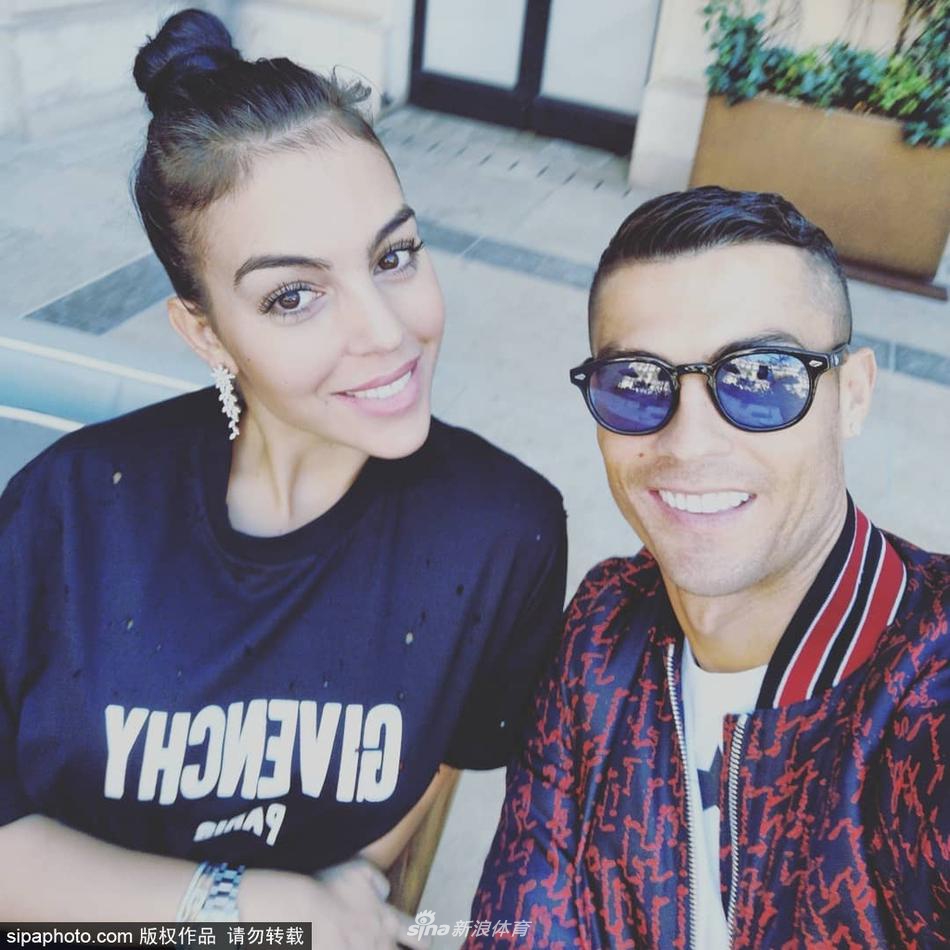 2018年10月19日，C罗po出与女友乔治娜的合照在Instagram。