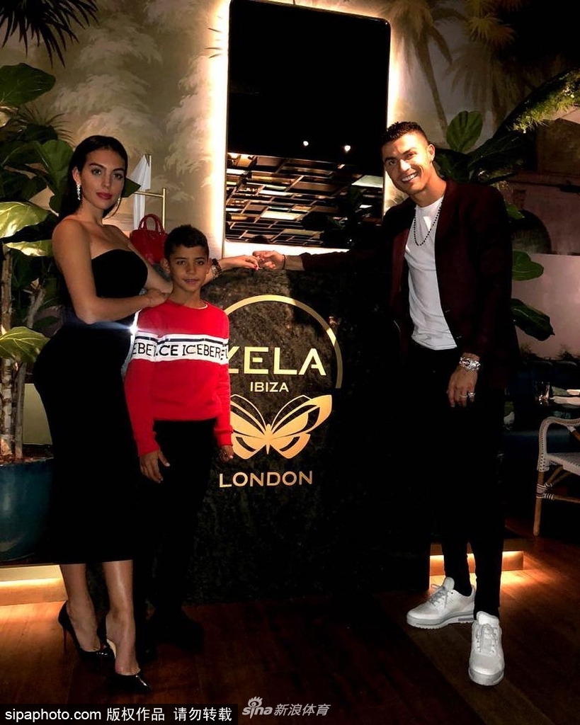 2018年11月14日，C罗更新与女友乔治娜和大儿子一家三口的照片。