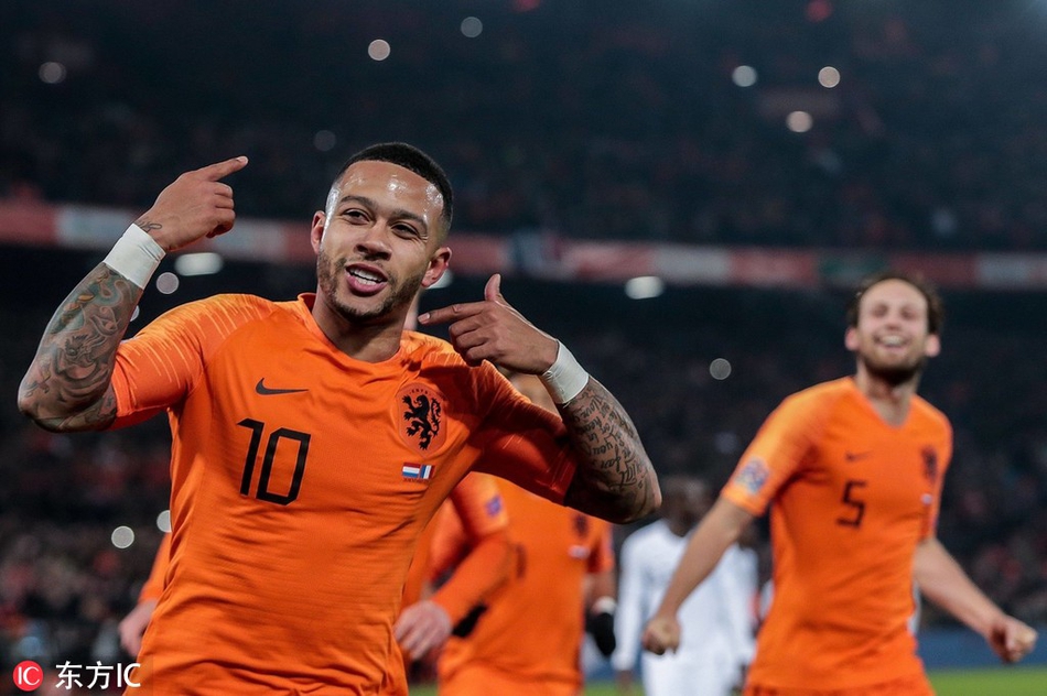 当地时间2018年10月16日，荷兰鹿特丹，18/19赛季欧洲国家联赛A级A组，荷兰2-0法国。德佩在打入勺子点球后庆祝，身披10号球衣的他也是如今橙衣军团的锋线主将。