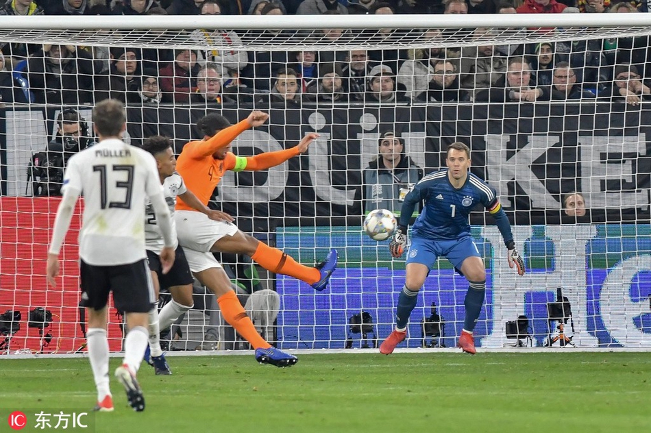 当地时间2018年11月19日，德国盖尔森基兴，18/19赛季欧洲国家联赛A级A组，德国2-2荷兰。范戴克打入扳平进球瞬间，身为队长的他在最后时刻被顶上锋线，并不辱使命。27岁的他就是这支荷兰的灵魂人物。
