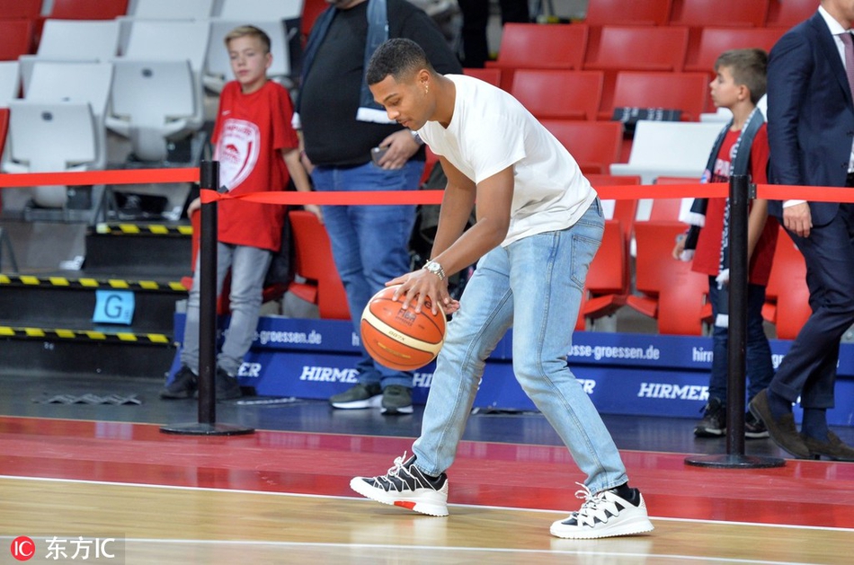德国慕尼黑，格纳布里携女友观战篮球赛，手痒难耐小试身手。