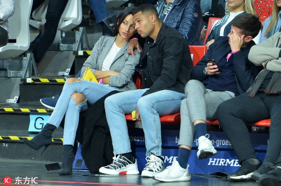 德国慕尼黑，格纳布里携女友观战篮球赛，手痒难耐小试身手。