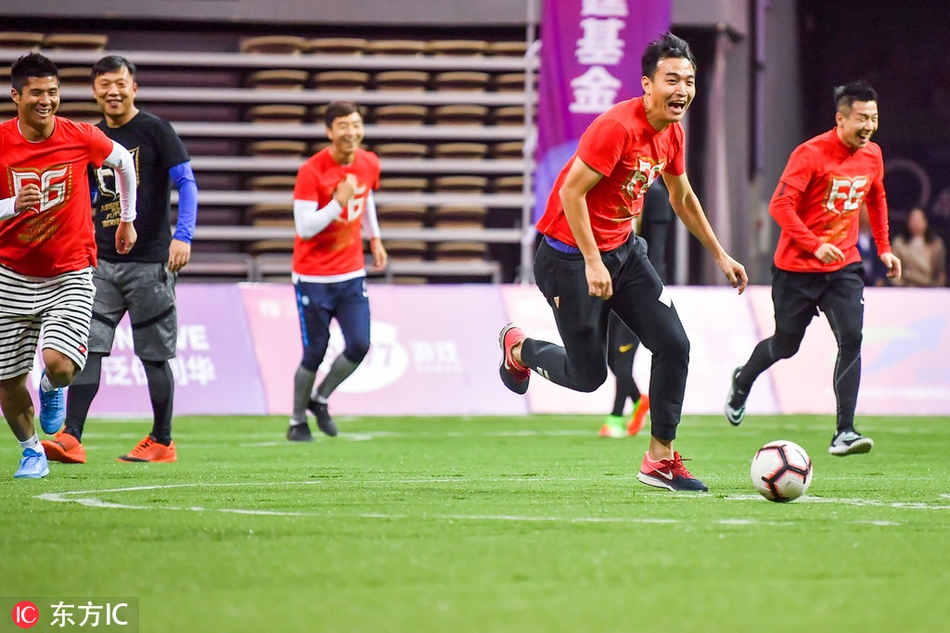 2018年11月27日，辽宁大连，2018“冯潇霆和他的朋友们”公益足球赛如火如荼的进行。