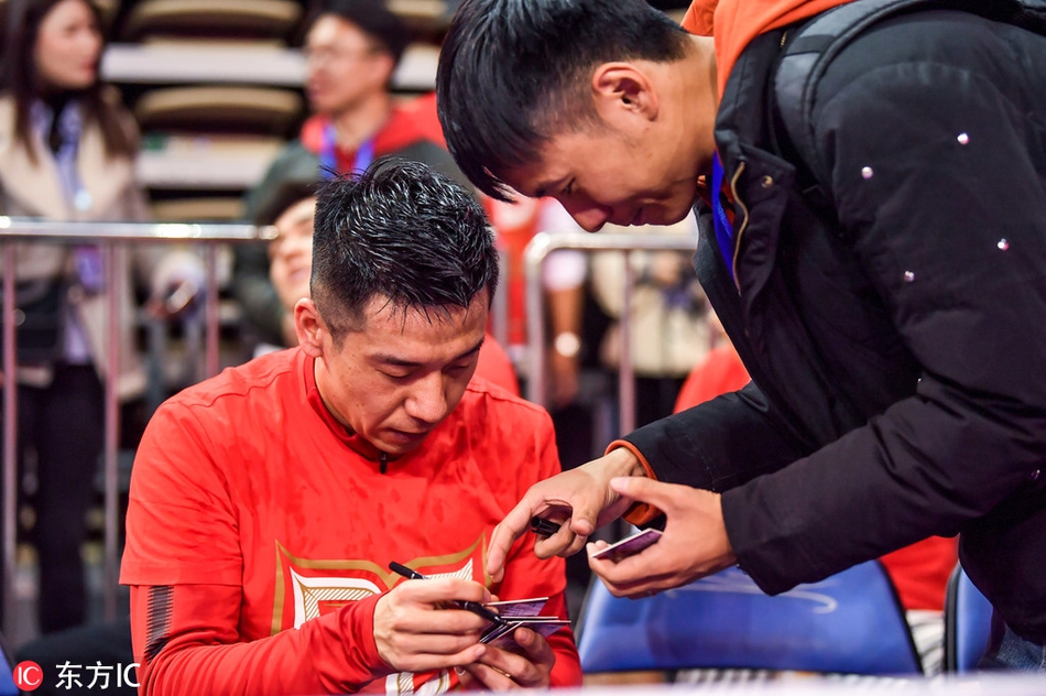2018年11月27日，辽宁大连，2018“冯潇霆和他的朋友们”公益足球赛如火如荼的进行。