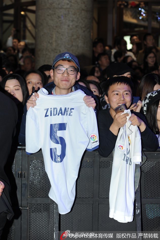 北京时间11月27日上海，法国足球传奇齐达内来到中国上海，参加某运动品牌的活动仪式，齐达内身穿“中国”T恤，双手插兜显得十分放松，一起来看看：