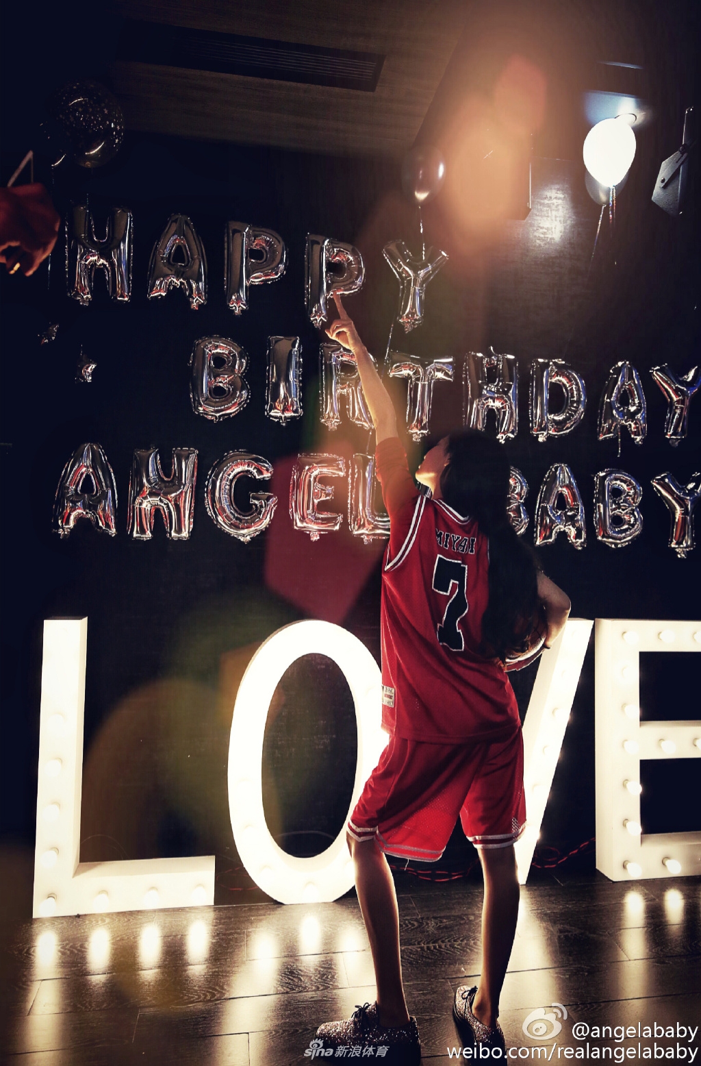 日前，女星Angelababy现身某运动各品牌活动现场，拿着篮球各种耍酷，穿运动服球鞋打篮球的Angelababy造型给几分？会比平时穿裙子高跟鞋的baby更好看吗？