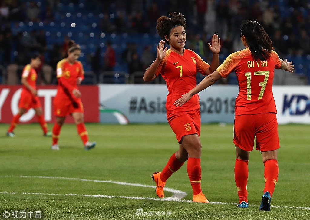 2018年4月12日，约旦，2018女足亚洲杯小组赛，中国8-1约旦。王霜与古雅沙庆祝。