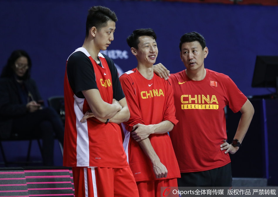 2019年篮球世界杯预选赛前瞻：中国男篮备战训练 易建联背身单打郭艾伦