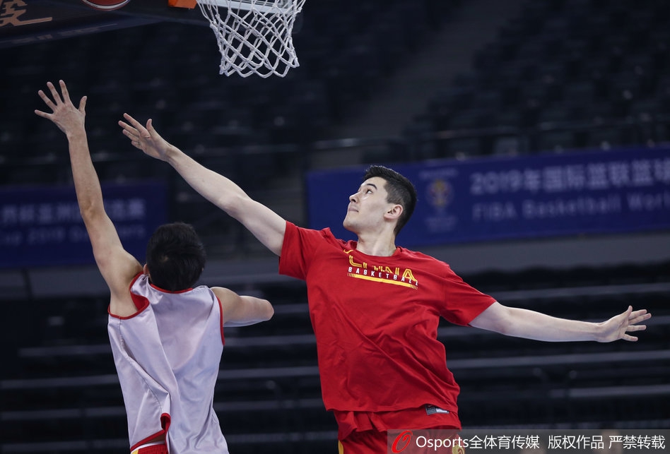 019年篮球世界杯预选赛前瞻：中国男篮备战训练 易建联肌肉线条惊人