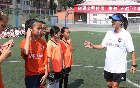 张欧影与足球结缘30年 退役后她是小球员口中的Coach O_中国女足