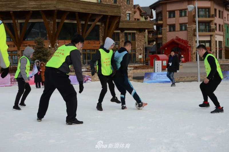 雪地足球、雪圈接力、雪地拔河、雪地毛毛虫、齐心协力等团队项目的雪地挑战赛，一个个挑战项目不断地将活动推向高潮。赛场上激烈的对抗，赛场下的呐喊声，点燃了冬日里 “第五届北京市民快乐冰雪季暨迎冬奥——2018海淀及张家口冰雪挑战季（张家口站）全民健身活动的激情。