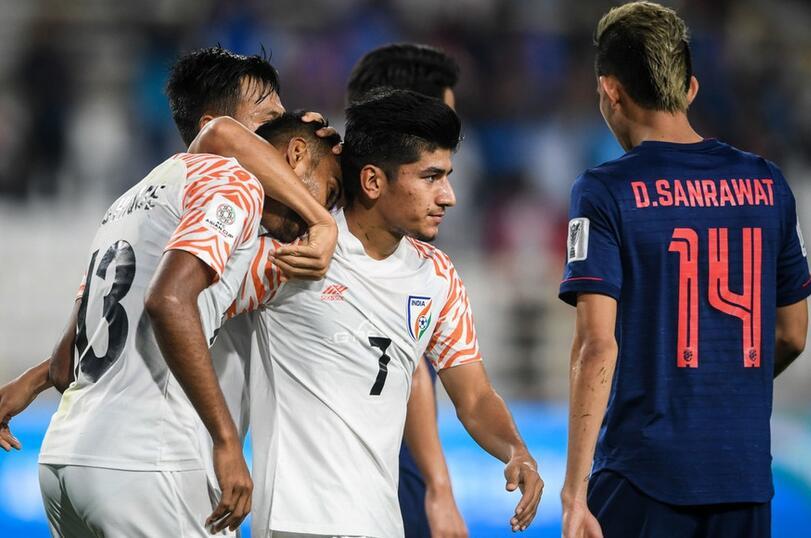 亚洲杯-切特里梅开二度 印度4-1泰国暂列小组第一_印度队