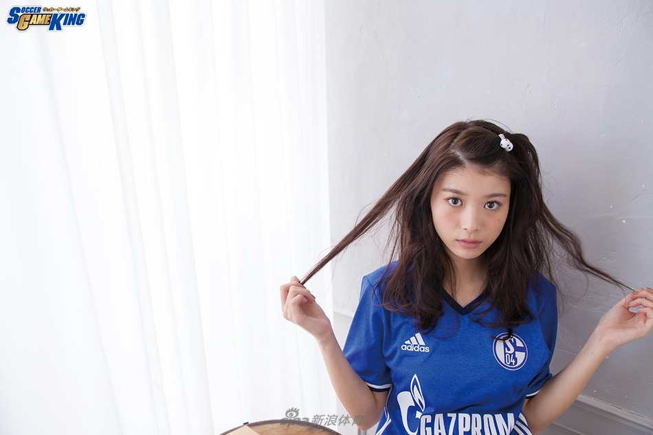 马场富美加，日本流行杂志《non-no》专属模特，本组图片来自日本足球杂志Soccer Game King。
