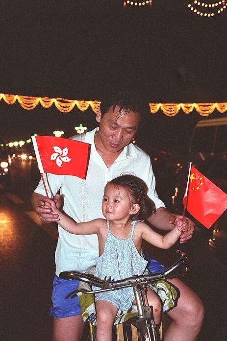 1997年香港回归，这张拍摄于北京街头的照片也是见证了普通北京市民的喜悦。