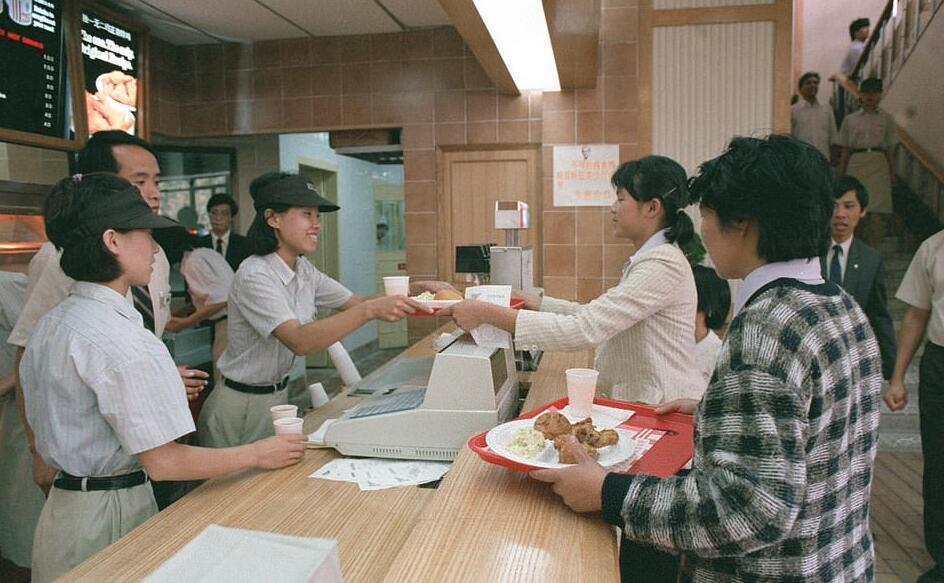 1987年11月，肯德基北京前门店开张，这是西方快餐品牌第一次进入中国。