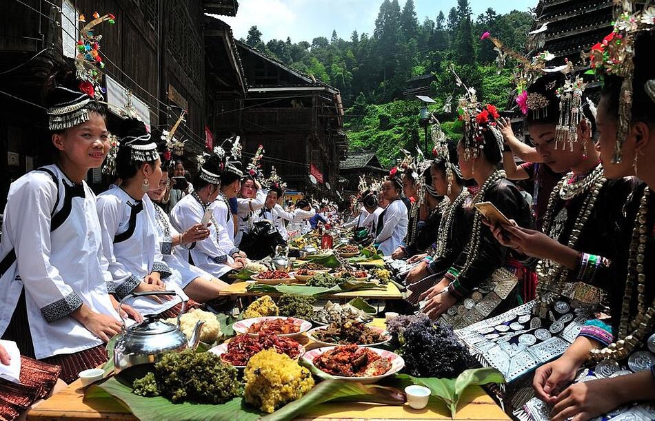贵州侗族同胞庆祝新米节，长宴很是丰盛，充满了节日的气息。
