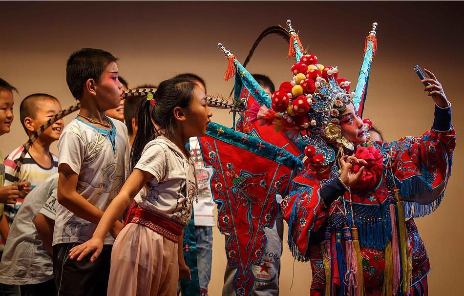 江苏海门的五年级学生陈悦（音译）也是当地儿童京剧团的一员，她在演出前自拍，为了让国粹京剧传承发扬光大，很多学校也是开设了京剧课程。
