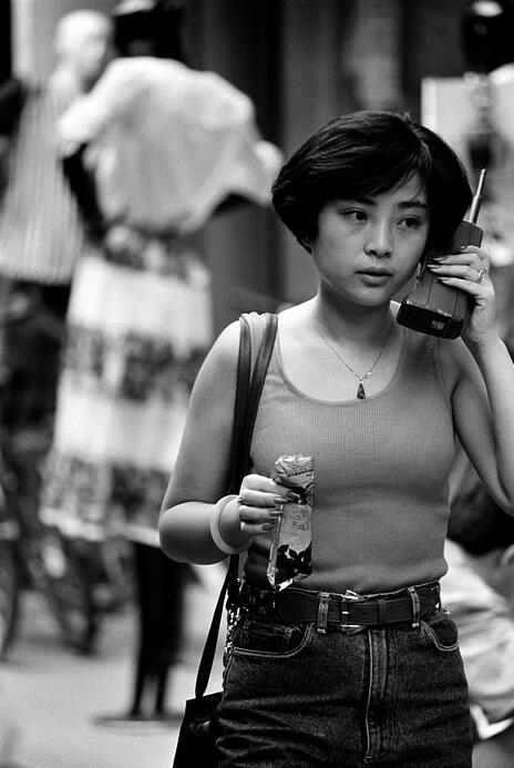 当时的移动电话俗称为“大哥大”，这张照片拍摄于四川成都。