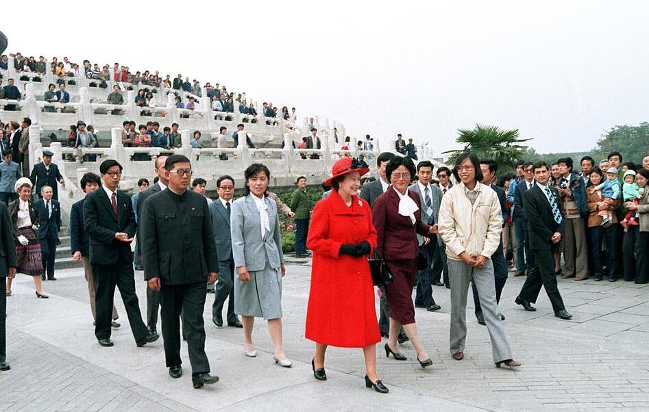 1986年10月，在时任国家主席李先念的邀请之下，英国女王伊丽莎白访问中国，这是英国国家元首首次访华，图为伊丽莎白女王参观天坛。
