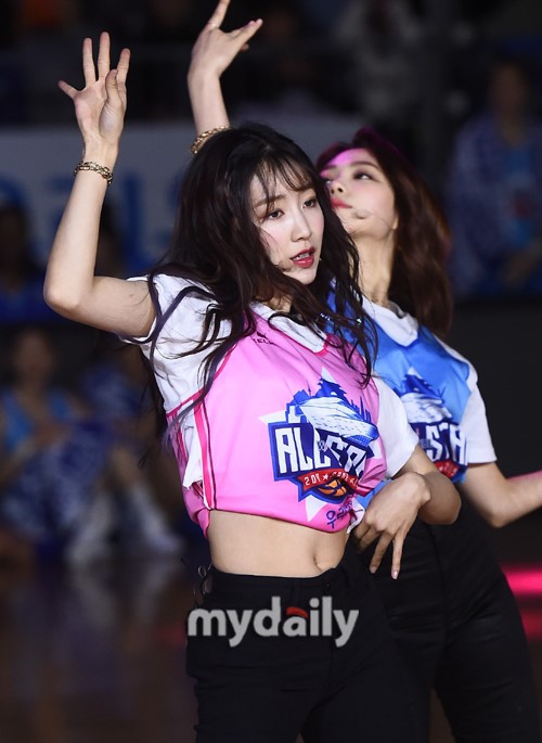 韩国女团GUGUDAN作为特别嘉宾出席了在首尔长忠体育馆举行了韩国女子职业篮球全明星赛，女团姑娘们热舞秀出好身材。