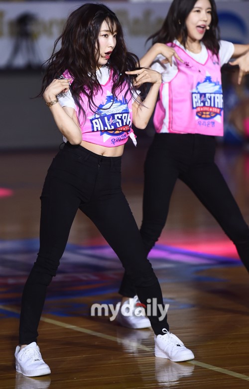 韩国女团GUGUDAN作为特别嘉宾出席了在首尔长忠体育馆举行了韩国女子职业篮球全明星赛，女团姑娘们热舞秀出好身材。