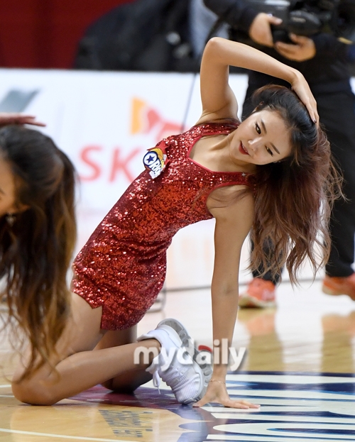 近日，在韩国京畿道高阳室内体育馆举行的职业篮球比赛上，啦啦队女郎们性感造型表演激情热舞