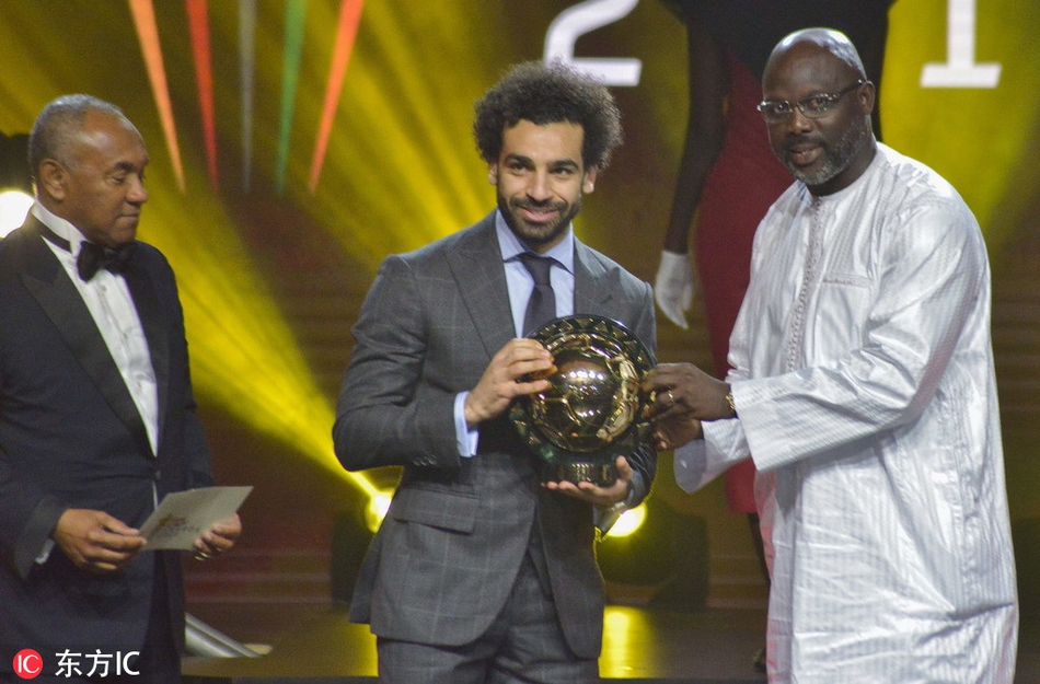 塞内加尔达喀尔，萨拉赫荣膺2018非洲足球先生，乔治-维阿为其颁奖。