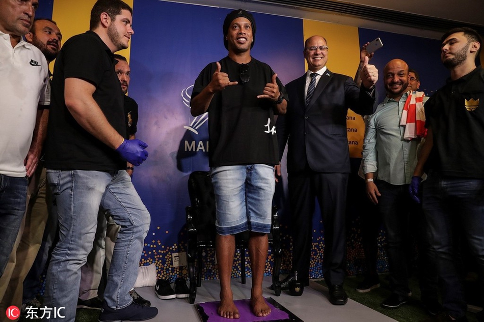 巴西里约热内卢，小罗进入马拉卡纳足球场名人堂，在传奇大道上留下脚印。