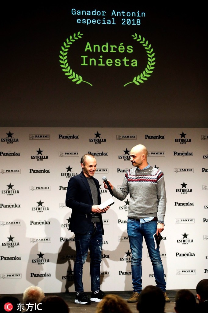 西班牙马德里，伊涅斯塔与卡索拉出席西班牙足球杂志《Panenka》颁奖礼。
