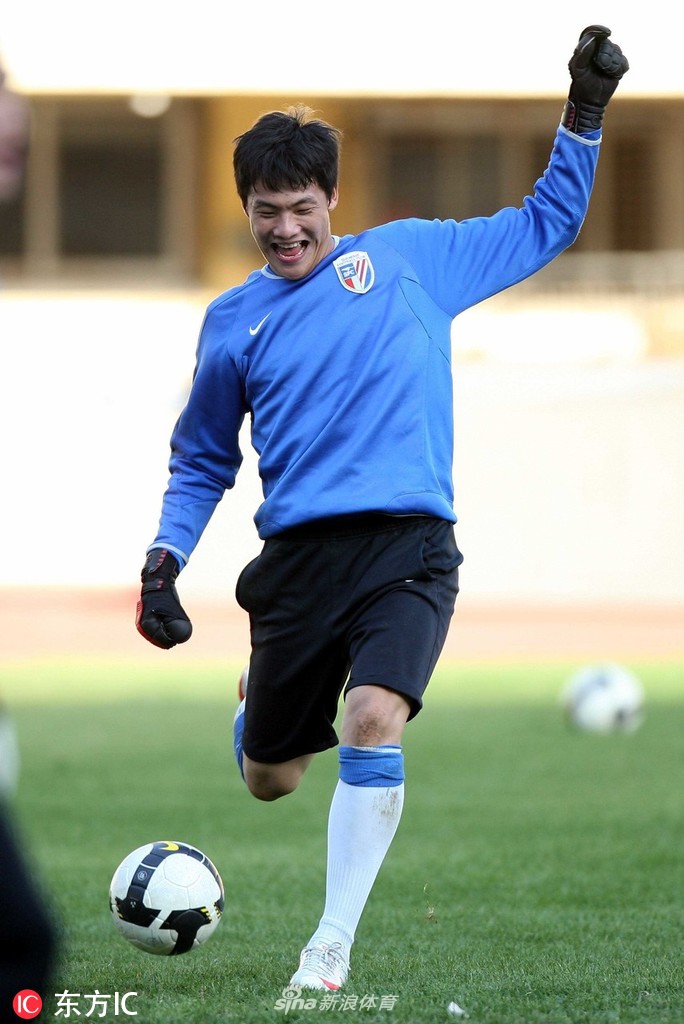 2009年10月10日，09中超第27轮前瞻，上海申花队在大连金州体育场训练备战大连实德。