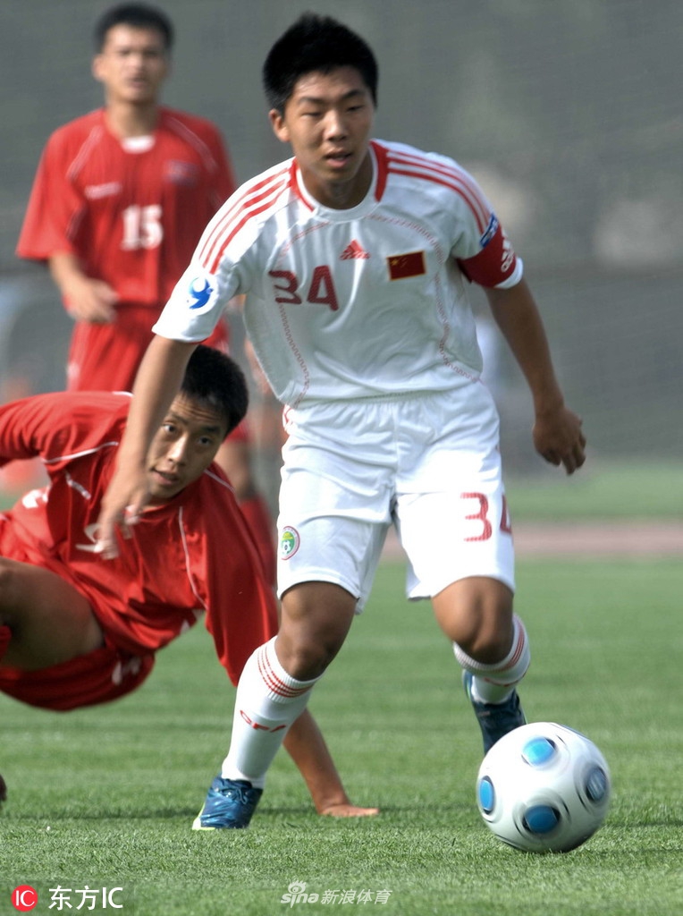 2009年6月20日下午，中国国青队凭借孙博在上半场的一次进攻得分，以1-0战胜来访的朝鲜队。中国国青队员34号金敬道（右）在比赛中。