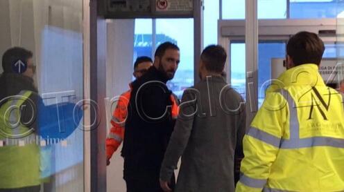 英媒：伊瓜因今日抵达伦敦体检 加盟切尔西在即_米兰