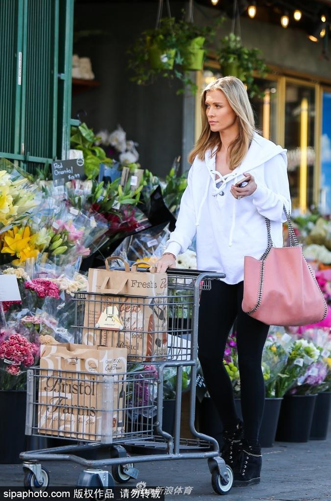 2019年1月25日消息，美国，波兰名模乔安娜·克鲁帕（Joanna Krupa）独自一人现身街头，前往商场购物。