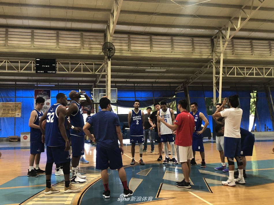 北京时间1月26日，前NBA球员拉马尔-奥多姆正和菲律宾Mighty Sports篮球队的队友们一起备战即将到来的迪拜国际篮球锦标赛。