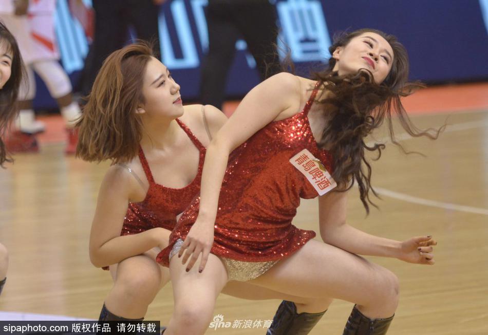 2019年2月1日，山东济南，山东男篮篮球宝贝红衣闪耀球场，激情热舞喜迎中国年。
