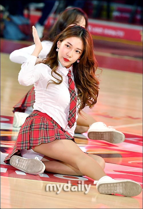 近日，在首尔某体育馆举行的职业篮球比赛上，青春靓丽的啦啦队女郎们热舞助阵