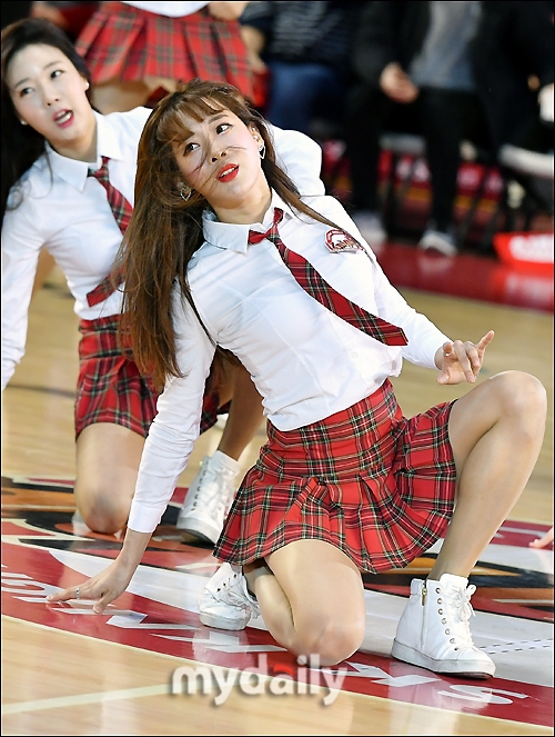 近日，在首尔某体育馆举行的职业篮球比赛上，青春靓丽的啦啦队女郎们热舞助阵