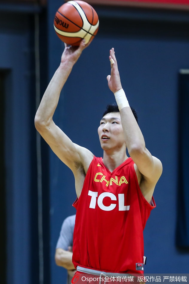 2019年2月17日，2019年篮球世界杯亚洲区预选赛前瞻，中国男篮公开训练，周琦现身受关注