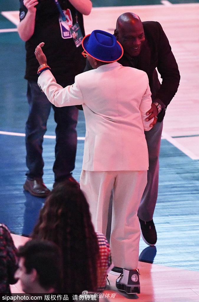 夏洛特黄蜂队主席迈克尔乔丹在2019年2月17日星期天在夏洛特N.C.频谱中心举行的2019年NBA全明星赛中休息时迎接奥斯卡提名导演斯派克李。(Photo by David T. Foster III/Charlotte Observer/TNS/Sipa USA)