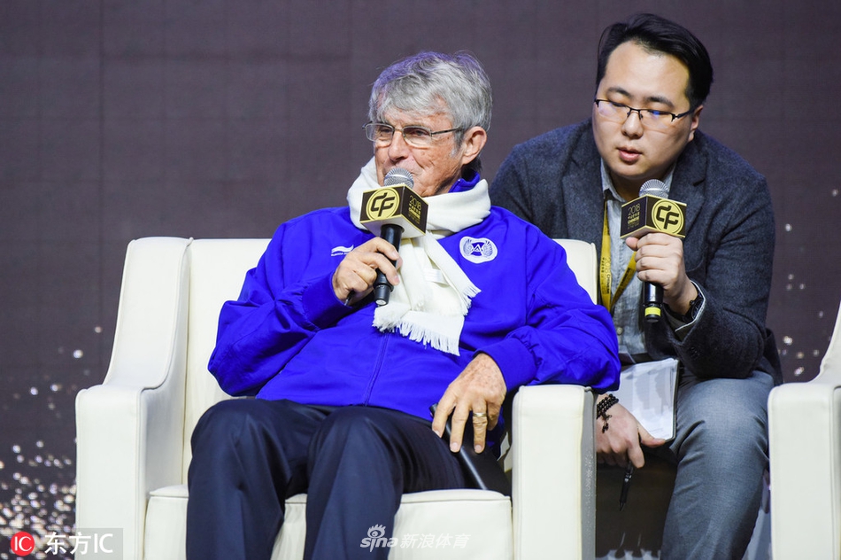 中国足球的老熟人—米卢出席颁奖晚会并发表言论。