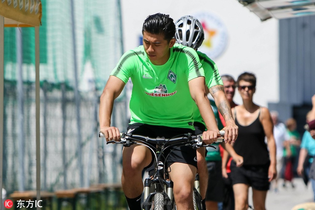 2017年7月8日，奥地利希帕奇，张玉宁与不莱梅队友一同骑车训练。
