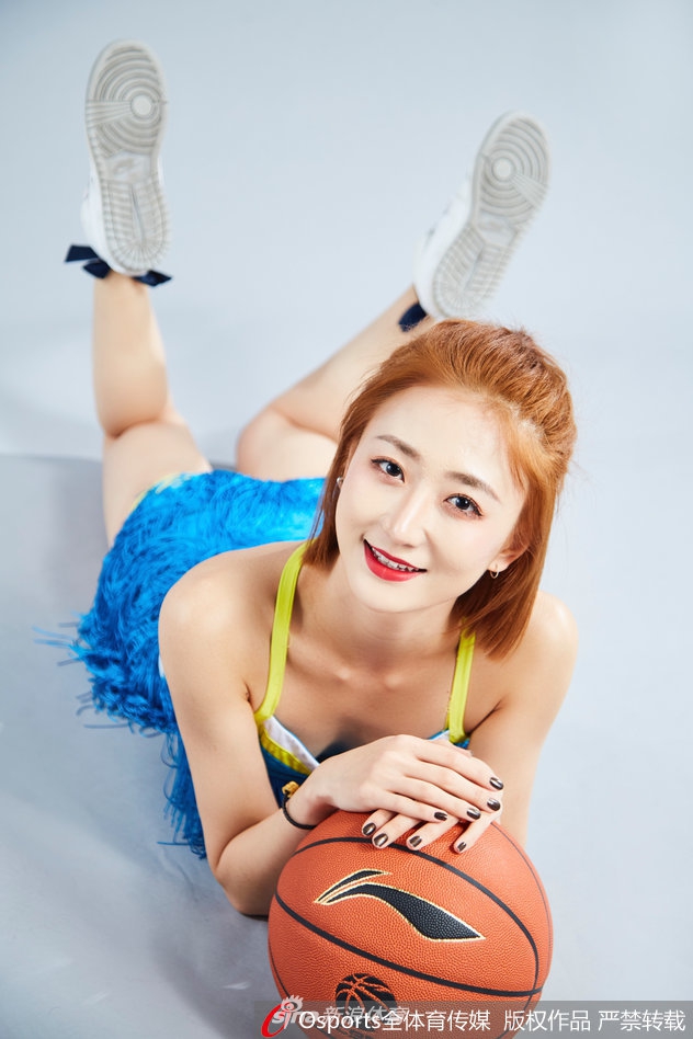 一组来自CBA北控篮球宝贝Dream-Dance啦啦队美女写真，短裙美腿尽显青春活力。