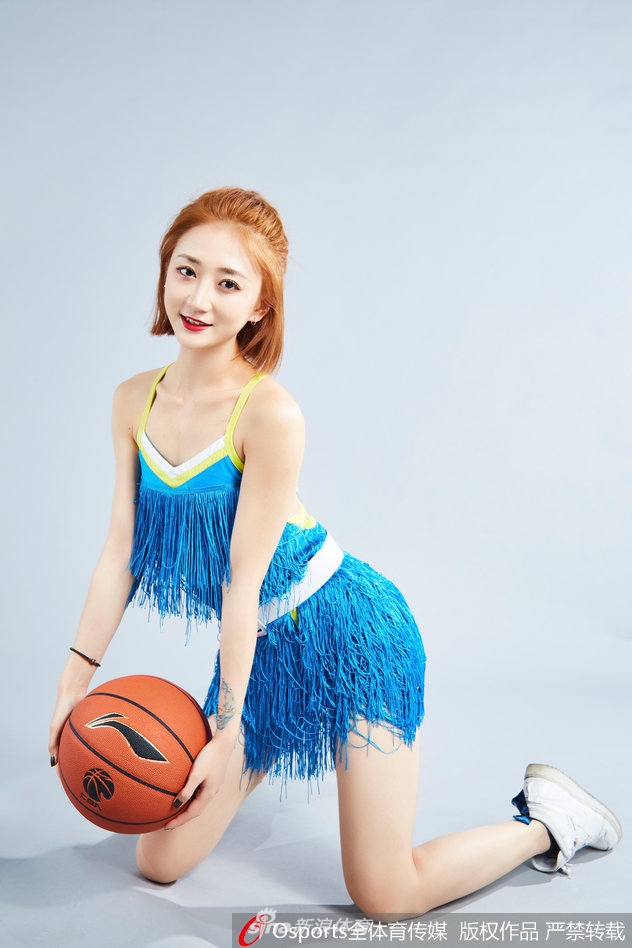 一组来自CBA北控篮球宝贝Dream-Dance啦啦队美女写真，短裙美腿尽显青春活力。