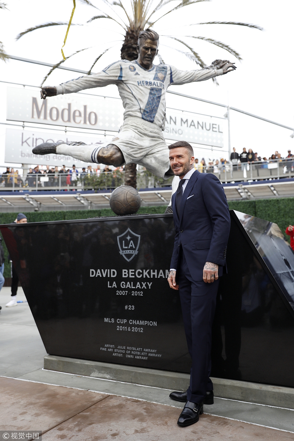 美国洛杉矶，大卫·贝克汉姆（David Beckham）参加自己的雕像揭幕仪式。小贝西装革履与人热聊魅力值爆表，全程喜气洋洋笑不拢嘴。据悉这尊雕像是美国足球大联盟洛杉矶银河队在体育场外树立，并于新赛季开赛前揭幕。洛杉矶银河俱乐部发言人哈曼此前透露，贝克汉姆的雕像将于3月2日银河队新赛季首战对阵芝加哥火焰队的比赛前进行揭幕，以致敬他对球队及整个联赛带来的贡献。