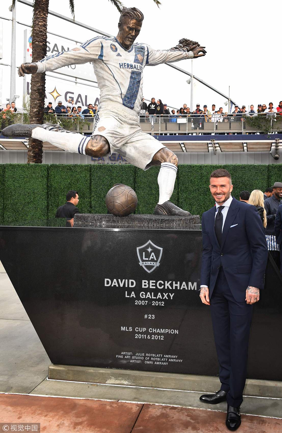 美国洛杉矶，大卫·贝克汉姆（David Beckham）参加自己的雕像揭幕仪式。小贝西装革履与人热聊魅力值爆表，全程喜气洋洋笑不拢嘴。据悉这尊雕像是美国足球大联盟洛杉矶银河队在体育场外树立，并于新赛季开赛前揭幕。洛杉矶银河俱乐部发言人哈曼此前透露，贝克汉姆的雕像将于3月2日银河队新赛季首战对阵芝加哥火焰队的比赛前进行揭幕，以致敬他对球队及整个联赛带来的贡献。