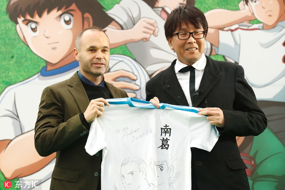 本东京，伊涅斯塔出席《足球小将》纪念仪式，获原作者高桥阳一赠送纪念球衣心情大好。