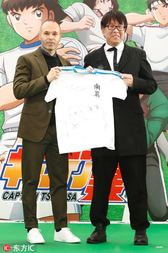 本东京，伊涅斯塔出席《足球小将》纪念仪式，获原作者高桥阳一赠送纪念球衣心情大好。