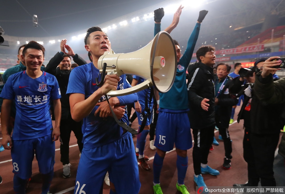 2017年足协杯，上海申花多少有些出乎意料的战胜上海上港，夺得冠军。赛后，秦升拿着大喇叭高喊：“一年了，他们还是输！我们不当老二，他们是老二，亚冠、中超、足协杯，全是老二！”