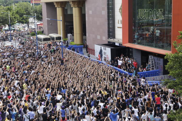 篮球评论员张卫平曾经调侃科比的中国行：“区区几十万人去看科比，太凄凉了……”